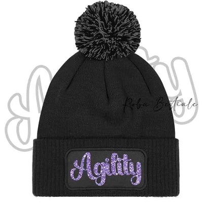 Cappellino invernale nero con pon pon nero e scritta Agility viola