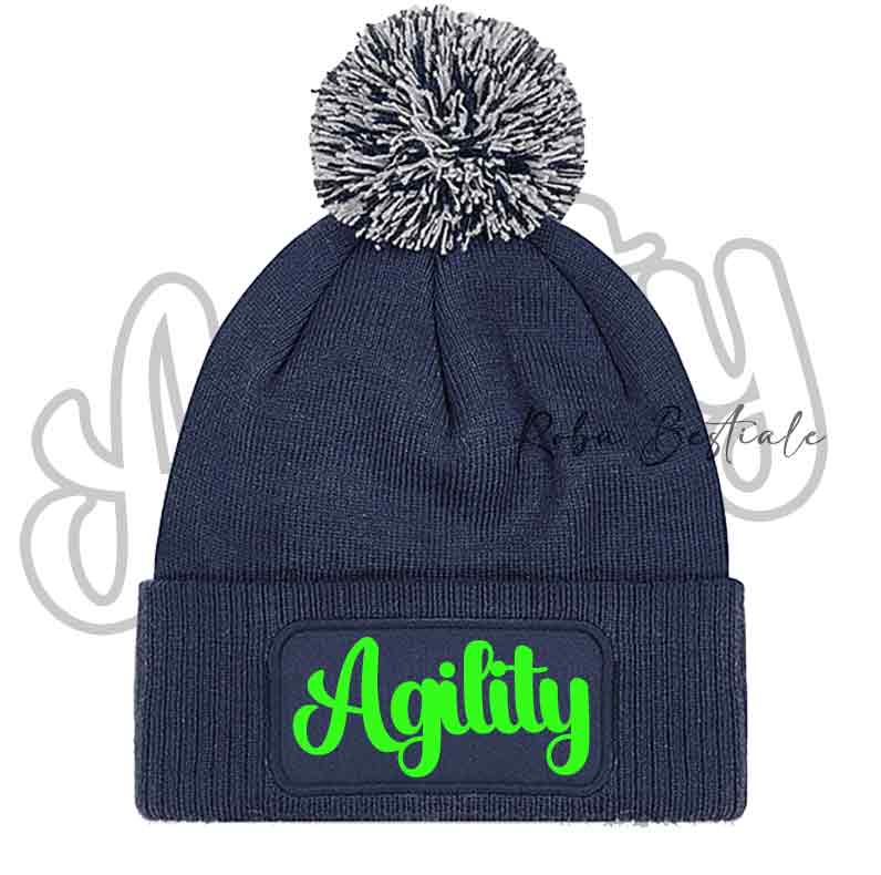 Cappellino invernale blu navy con pon pon nero e scritta Agility verde