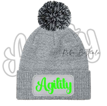 Cappellino invernale grigio con pon pon nero e scritta Agility verde