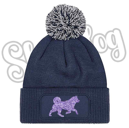 Cappellino invernale blu navy con pon pon nero e toppa con cane viola