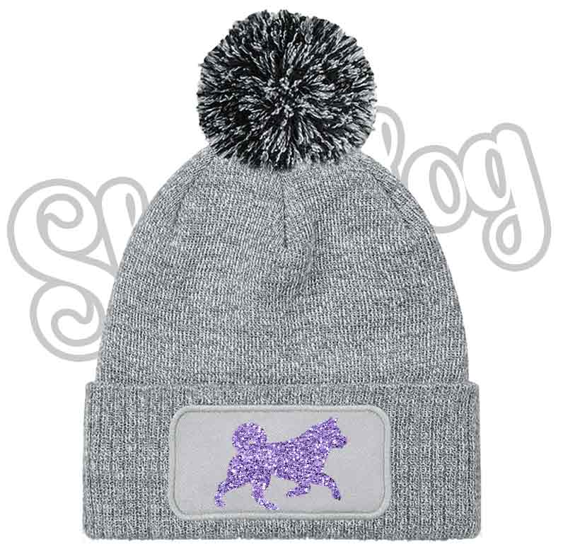 Cappellino invernale grigio chiaro con pon pon nero e toppa con cane viola