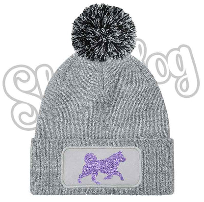 Cappellino invernale grigio chiaro con pon pon nero e toppa con cane viola