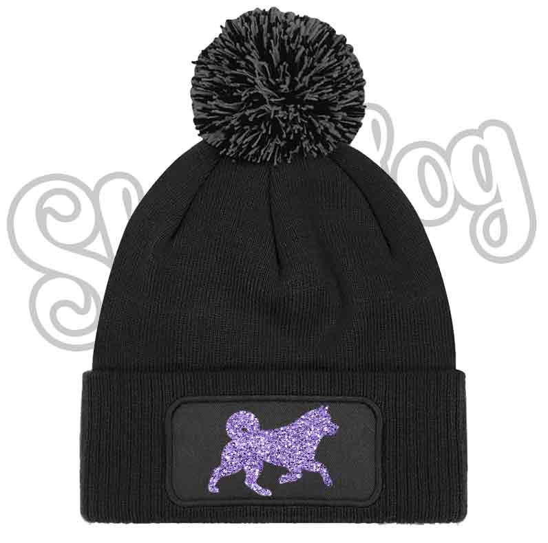 Cappellino invernale nero con pon pon nero e toppa con cane viola