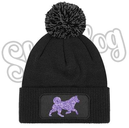 Cappellino invernale nero con pon pon nero e toppa con cane viola