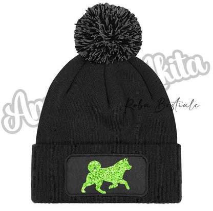 Cappellino invernale nero con pon pon nero e toppa con cane verde