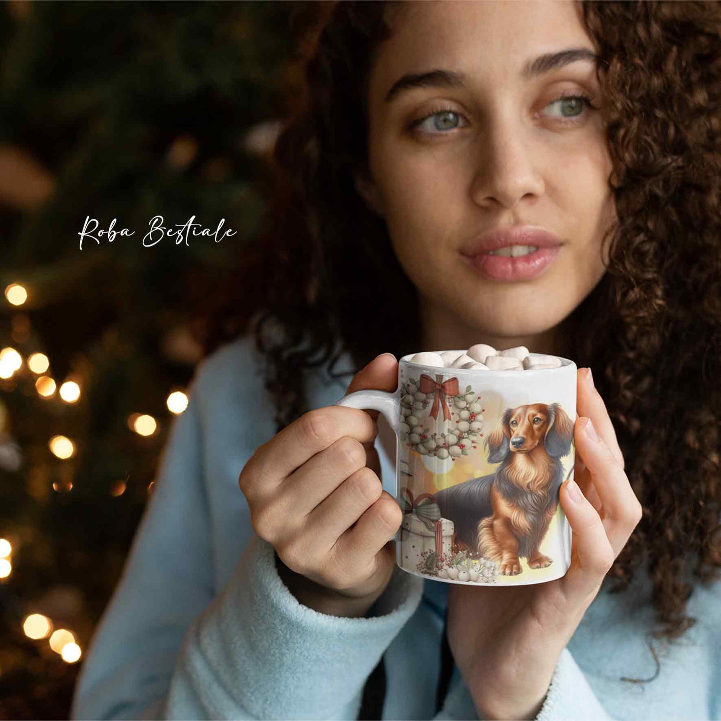 Tazza COZY WINTER - BASSOTTO TEDESCO a Pelo Lungo Marrone Focato - In Ceramica, con manico color Oro - 330 ml