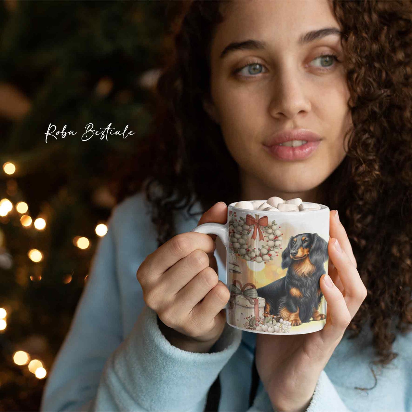 Tazza COZY WINTER - BASSOTTO TEDESCO a Pelo Lungo Nero Focato - In Ceramica, con manico color Oro - 330 ml