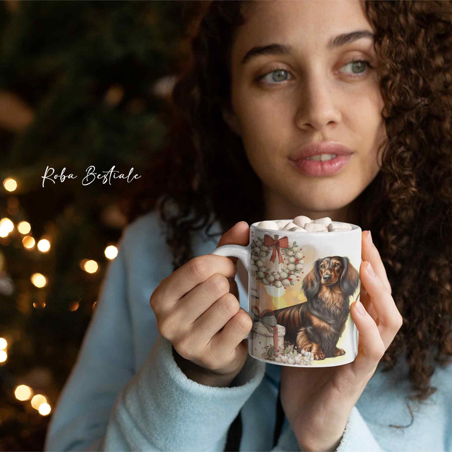 Tazza COZY WINTER - BASSOTTO TEDESCO a Pelo Lungo Tigrato - In Ceramica, con manico color Oro - 330 ml