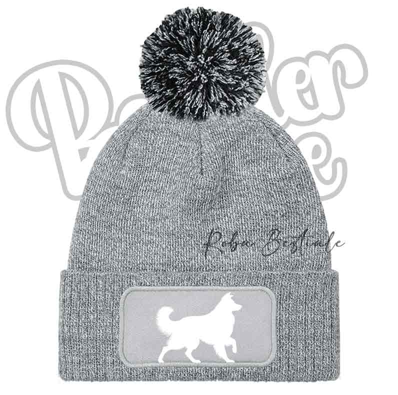 Cappellino invernale grigio con pon pon nero e toppa cane bianco
