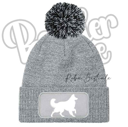 Cappellino invernale grigio con pon pon nero e toppa cane bianco
