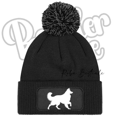 Cappellino invernale a maglia nera con pon pon nero e patch cane bianca