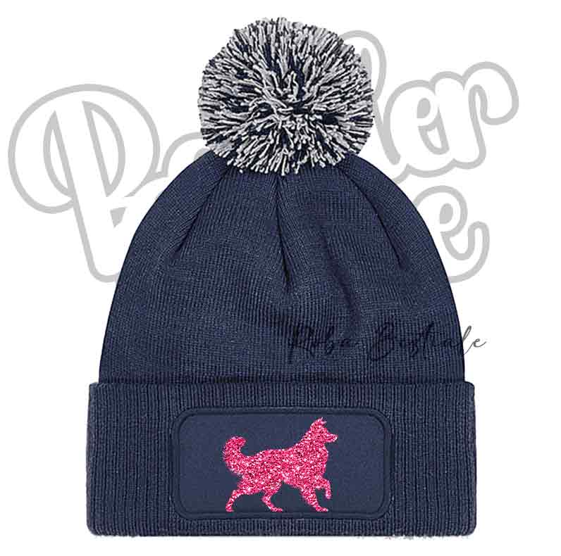 Cappellino invernale blu navy con pon pon grigio e toppa cane fucsia