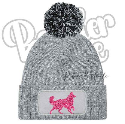 Cappellino invernale grigio con pon pon nero e toppa cane fucsia