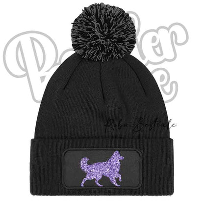 Cappellino invernale a maglia nera con pon pon nero e patch cane viola glitter