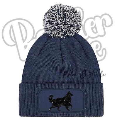 Cappellino invernale blu navy con pon pon grigio e toppa cane nero
