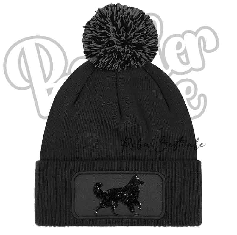 Cappellino invernale a maglia nera con pon pon nero e patch cane nero brillante