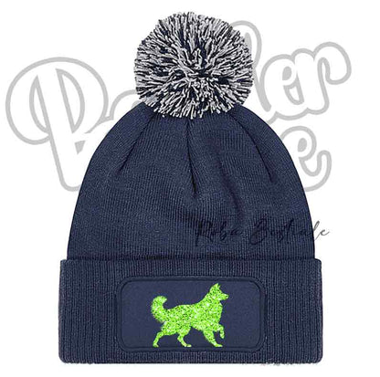 Cappellino invernale blu navy con pon pon grigio e toppa cane verde lime