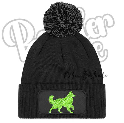 Cappellino invernale a maglia nera con pon pon nero e patch cane verde brillante