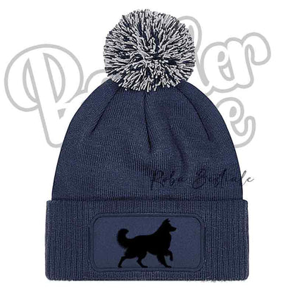 Cappellino invernale a maglia blu navy con pon pon grigio e patch cane nera