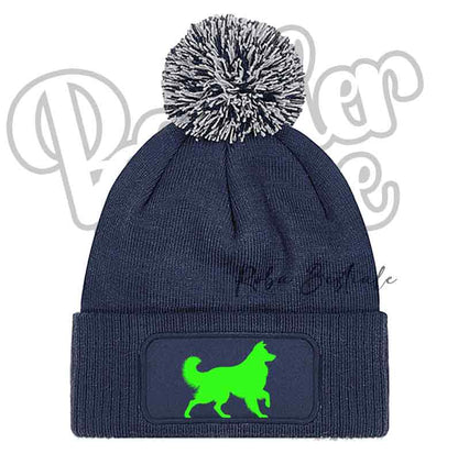 Cappellino invernale blu navy con pon pon grigio e toppa cane verde lime