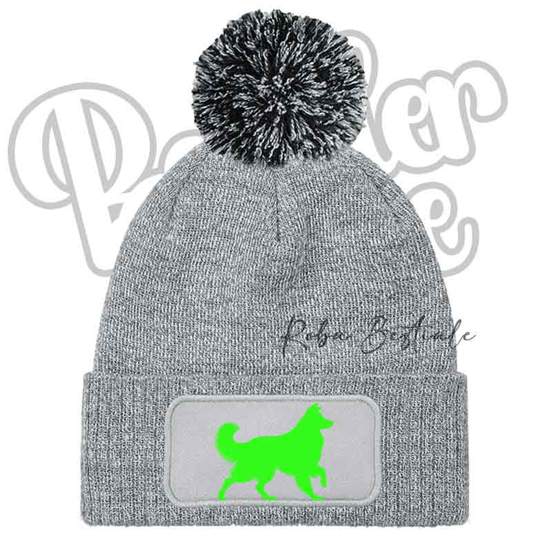 Cappellino invernale a maglia grigia con pon pon nero e applicazione cane verde