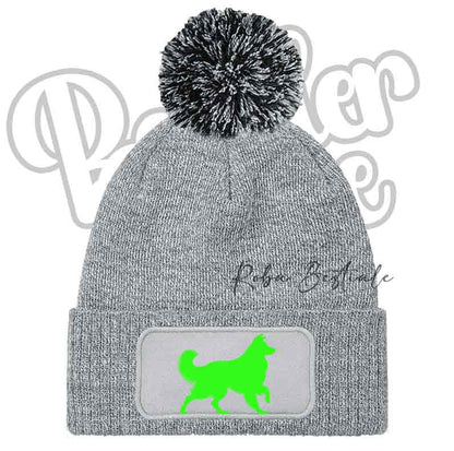 Cappellino invernale a maglia grigia con pon pon nero e applicazione cane verde