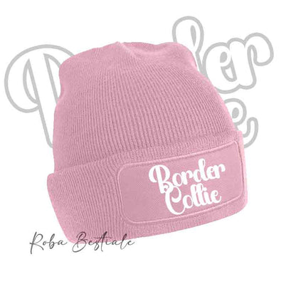 Cappellino invernale rosa cipria con patch e scritta “Border Collie” bianca