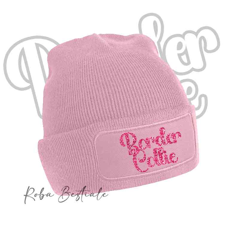 Cappellino invernale rosa cipria con patch e scritta “Border Collie” fucsia