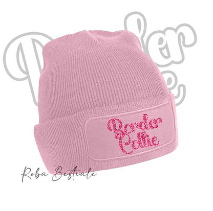 Cappellino invernale rosa cipria con patch e scritta “Border Collie” fucsia