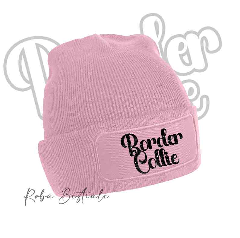 Cappellino invernale rosa cipria con patch e scritta “Border Collie” nera