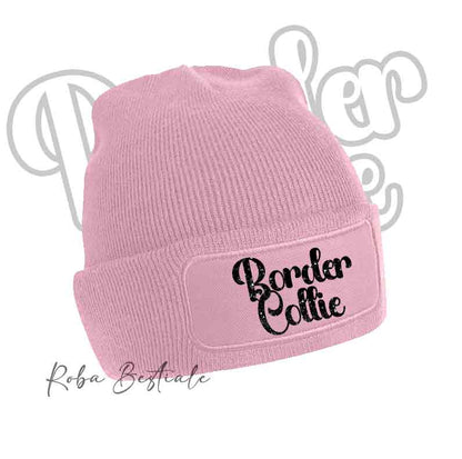 Cappellino invernale rosa cipria con patch e scritta “Border Collie” nera