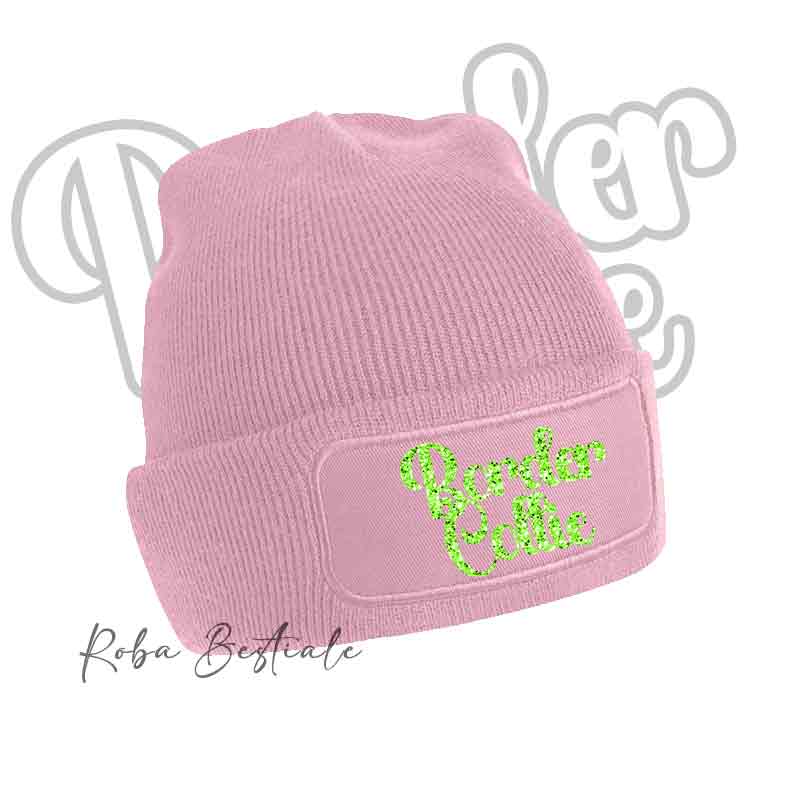 Cappellino invernale rosa cipria con patch e scritta “Border Collie” verde lime