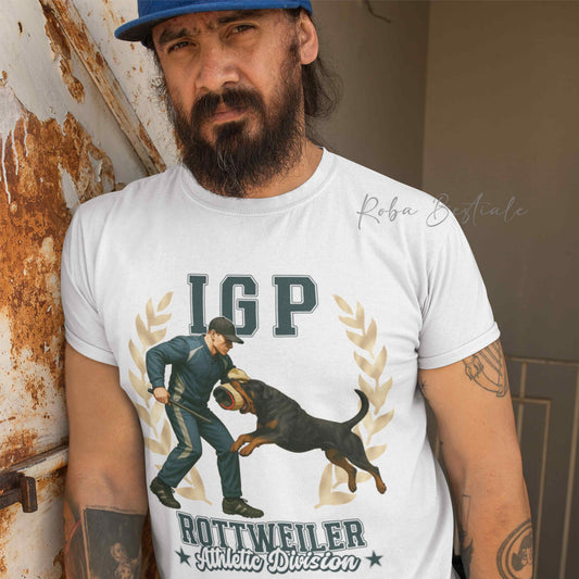 Una t-shirt stampata con un Rottweiler che fa IGP. Grafica originale Roba Bestiale