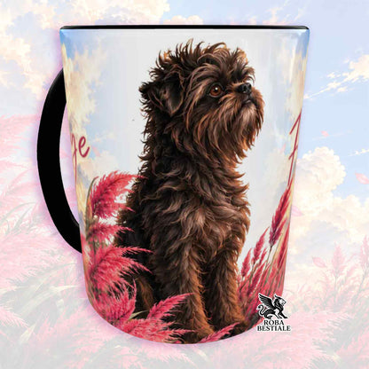 Tazza nera con stampa cane marrone e sfondo tropicale rosa