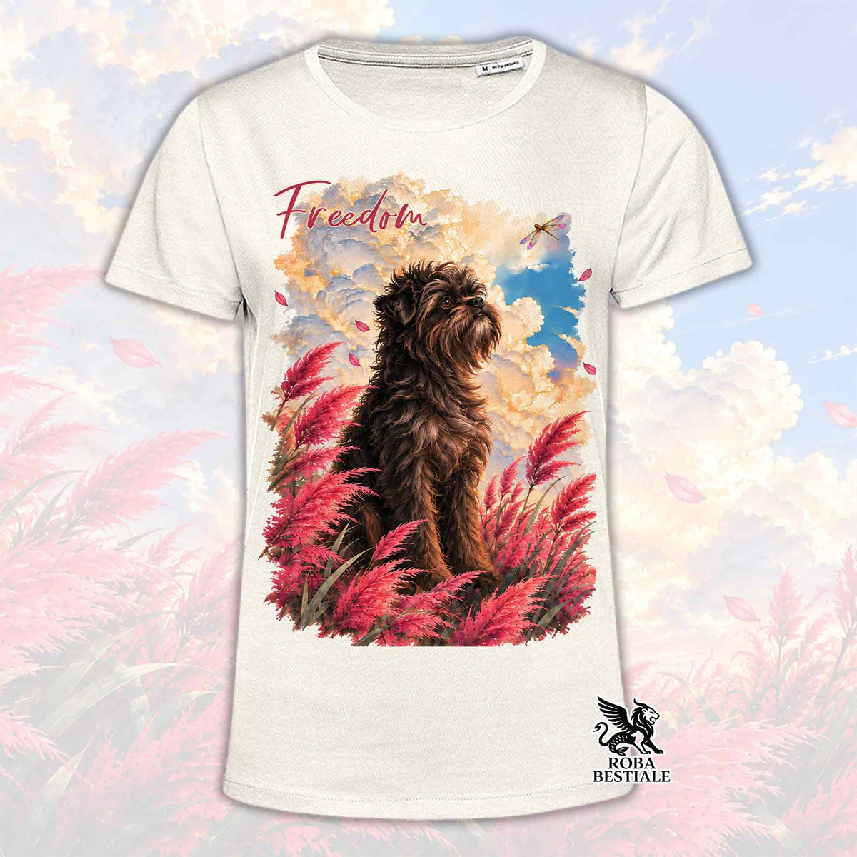 Maglietta beige con stampa cane marrone, piume rosse e scritta Freedom.