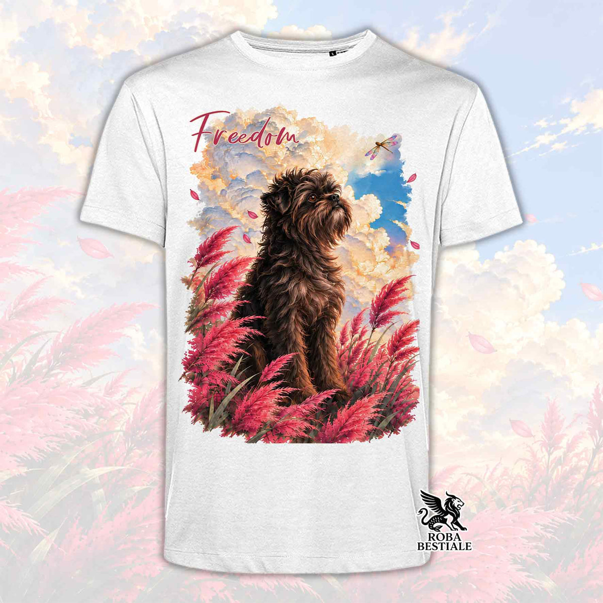 Maglietta bianca con stampa cane marrone, piume rosse e scritta Freedom.