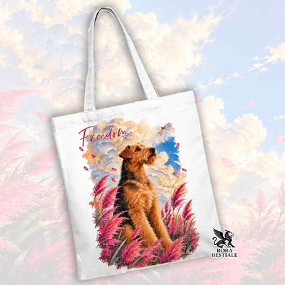 Borsa shopper bianca con stampa di un Airedale Terrier tra erbe rosa e scritta Freedom