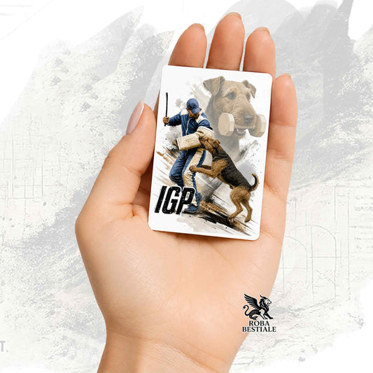 Calamita in MDF stampata con un Airedale Terrier che fa IGP, grafica Zero Distance di Roba Bestiale