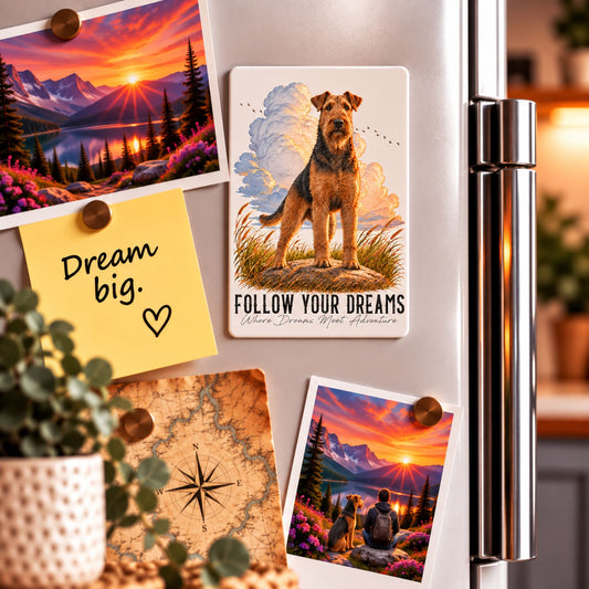 Calamita quadrata Airedale Terrier seduto con scritta “Follow Your Dreams”