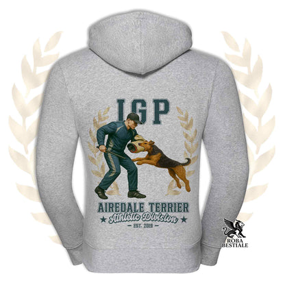Una felpa con cappuccio e zip stampata con un Airedale Terrier che fa IGP. Grafica originale Roba Bestiale