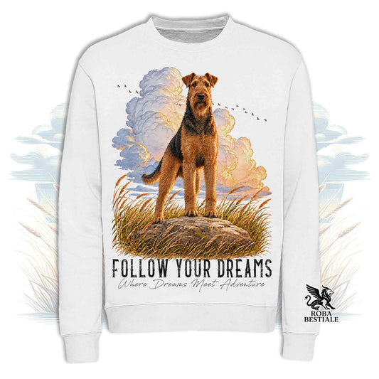 Felpa girocollo bianca con stampa cane su nuvole arancioni e scritta “Follow Your Dreams”