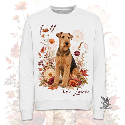 Felpa girocollo bianca stampata con un Airedale Terrier seduto in mezzo a fiori e foglie autunnali. Grafica originale Roba Bestiale, collezione Fall in Love