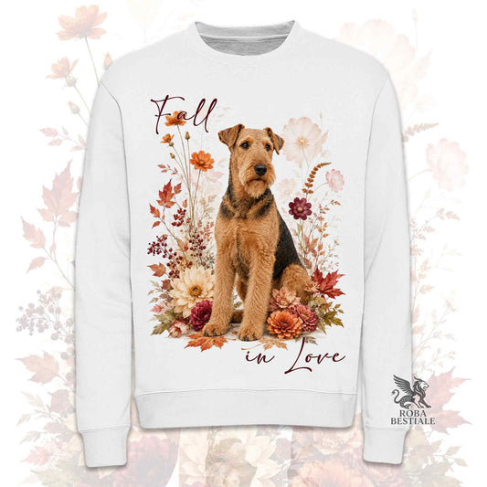 Felpa girocollo bianca stampata con un Airedale Terrier seduto in mezzo a fiori e foglie autunnali. Grafica originale Roba Bestiale, collezione Fall in Love