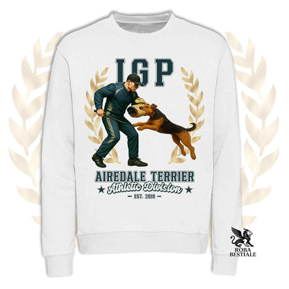Una felpa girocollo stampata con un Airedale Terrier che fa IGP. Grafica originale Roba Bestiale