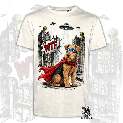 T-shirt beige stampata con un Airedale Terrier con espressione sorpresa, vestito da Super Eroe. Grafica originale Roba Bestiale, collezione Hero