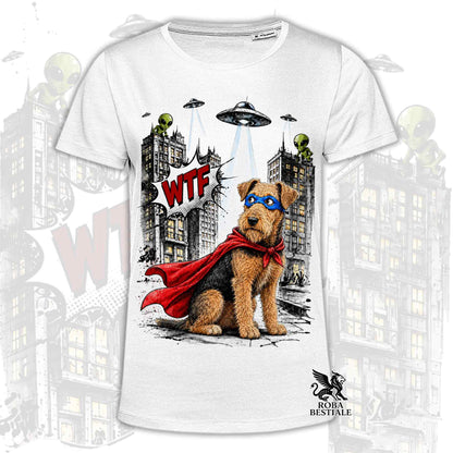 T-shirt bianca stampata con un Airedale Terrier con espressione sorpresa, vestito da Super Eroe. Grafica originale Roba Bestiale, collezione Hero