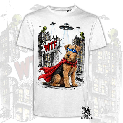 T-shirt bianca stampata con un Airedale Terrier con espressione sorpresa, vestito da Super Eroe. Grafica originale Roba Bestiale, collezione Hero