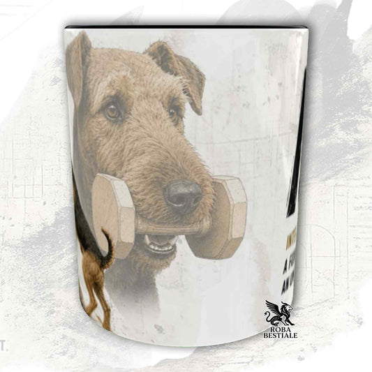 Tazza bianca con dettagli neri stampata una grafica originale di Roba Bestiale con un Airedale Terrier che fa IGP