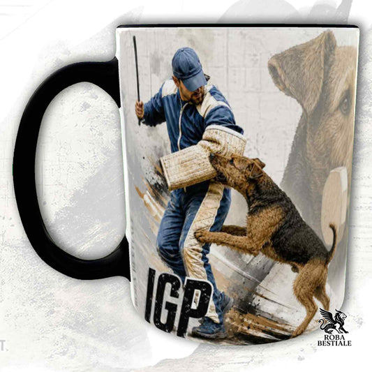 Tazza bianca con dettagli neri stampata una grafica originale di Roba Bestiale con un Airedale Terrier che fa IGP