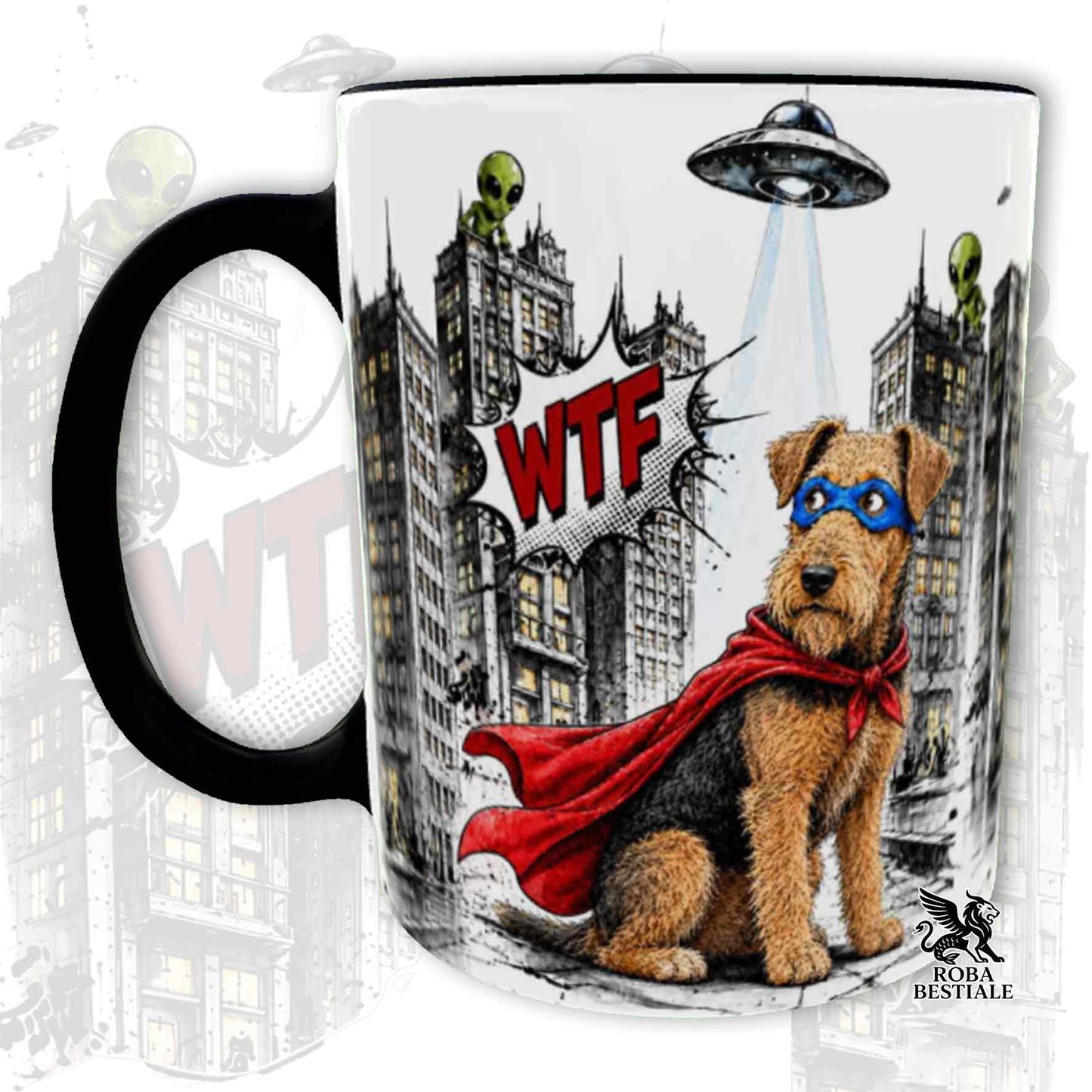 Tazza nera stampata con un Airedale Terrier con espressione sorpresa, vestito da Super Eroe. Grafica originale Roba Bestiale, collezione Hero